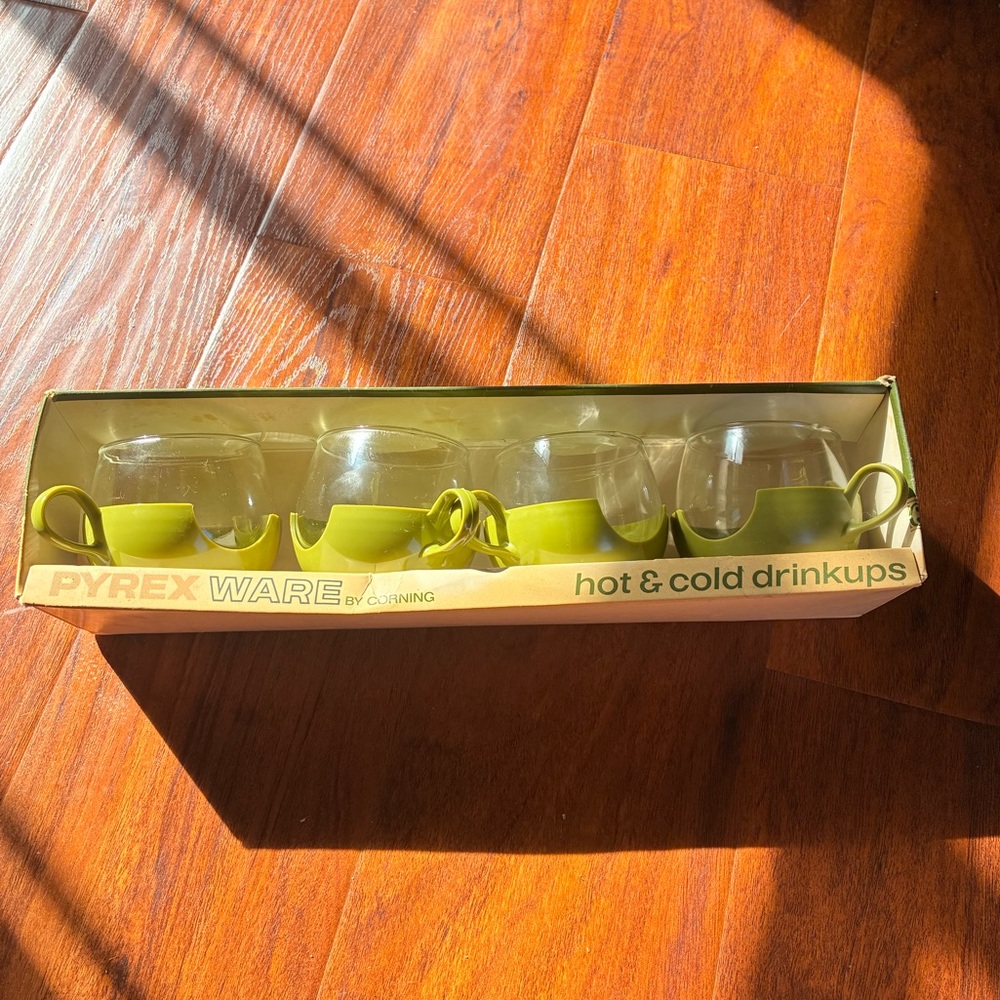 Pyrex Drinkups with avocado green Holders